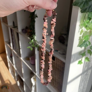 kristall halsband - ett rodonit halsband!💗ganska kort och med guldspänne