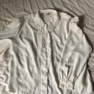 Jätte vacker, vit skjorta med detaljerad krage ifrån Lindex (vintage, gammal tag) Älskar den verkligen men har sällan haft på mig den då den varit för stor i axlarna. 