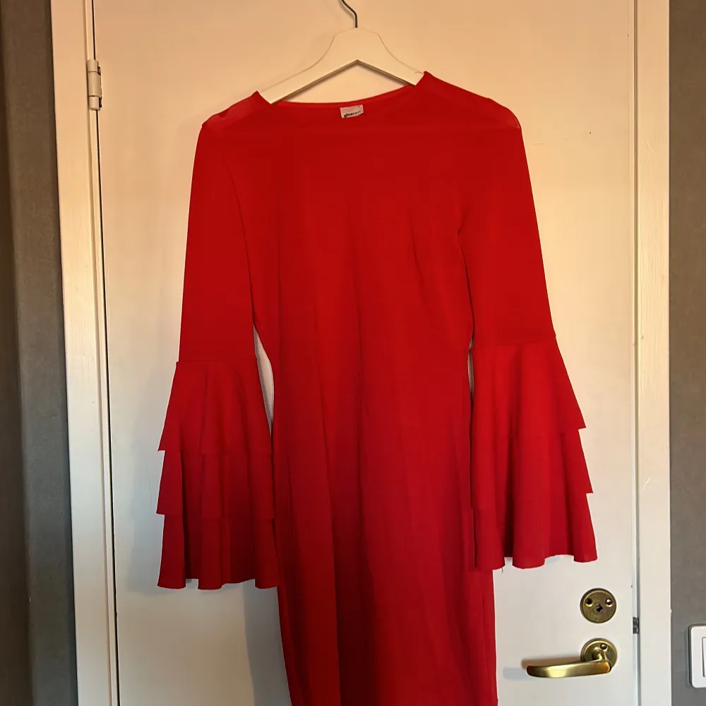 så fin röd klänning med jättefina ärmar. . Klänningar.