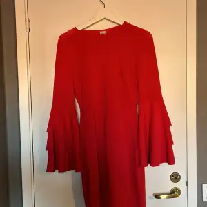 så fin röd klänning med jättefina ärmar. 