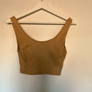 croppat linne - croppat linne från gina i mörk beige. ribbat material 