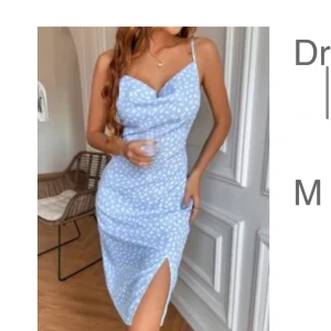 Klänning  - Söt blåvit klänning från Shein i storlek M. Använd några få gånger men kommer inte till användning längre. 