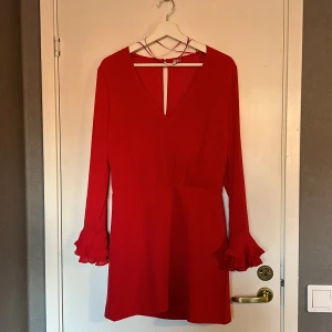 röd klänning - sparsamt använd röd klänning med fina ärmar. 