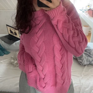 Rosa Stickad Tröja - Säljer denna jättefina rosa stickade tröja från Cubus som är i nyskick. Passar perfekt till sommarkvällar till linnebyxor eller kjol. Säljer då jag har för mycket kläder😊