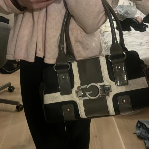 Guess väska - Super snygg guess väska som inte säljs längre!