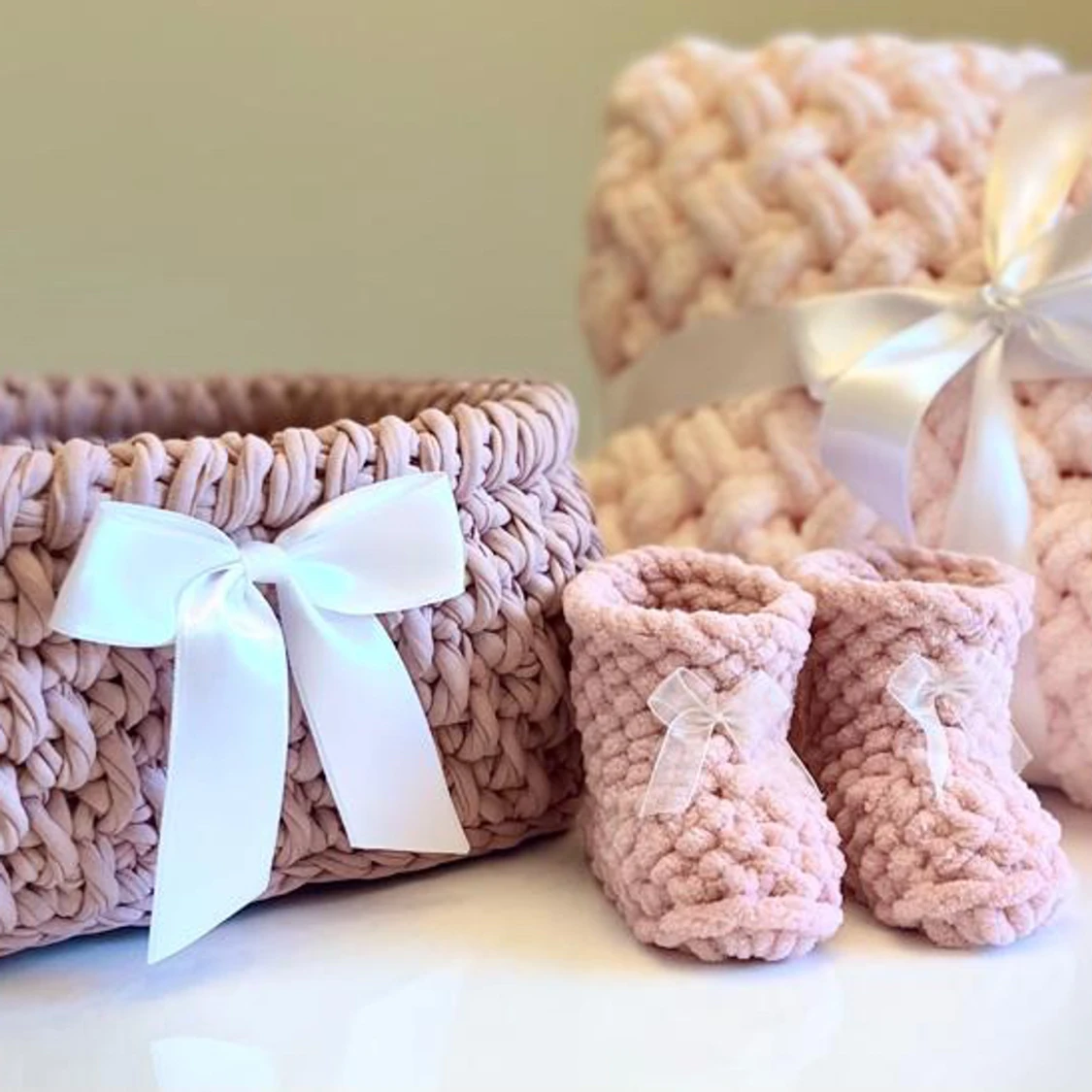 Babyset babypläd sockor korg pläd