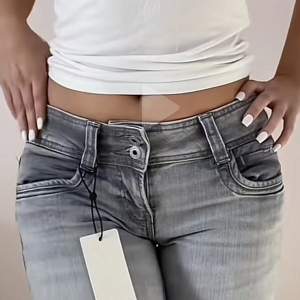 Lågmidjade gråa ltb jeans, säljes då de är för stora för mig i midjan. Midja: 29 inch, längd: 32. Vid flera intresserade blir det budgivning!❤️🙌🏼
