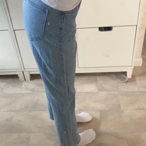 Blåa jeans - Högmidjade jeans med raka ben. 