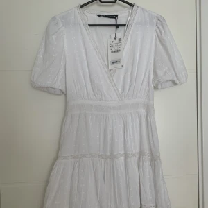 Vit Zara klänning  - Säljer en helt oanvänd klänning från Zara med lapp kvar i storlek xs. Passar perfekt som studenten eller somnarklänning! Köptes för 399kr, säljer för 300kr + frakt! Kan också mötas upp i Göteborg:)