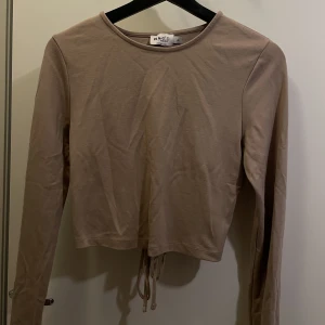Beige tröja - NAKD  - Beige tröja från NAKD, endast använd några fåtal gånger, öppen rygg! Storlek M