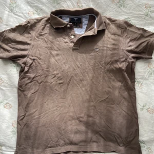Polotröja Fynch Hatton - Polotröja från fynch hatton, har orginalpris på cirka 300/400kr men säljer billigt då den är aningen missfärgad, se bild 1 och 2.