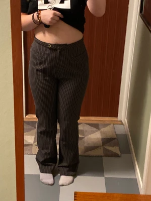 Kostymbyxor - Sköna kostymbyxor köpa second hand. Aldrig använda, fint skick! Skriv privat för fler bilder/frågor! Köparen står för frakten men kan mötas uppnå Malmö💝💖💕