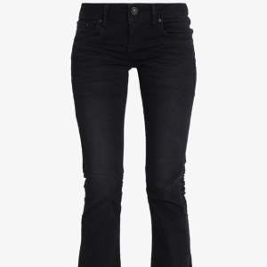 Super snygga svarta LTB jeans i modellen valerie 💕Gillar jeansen jätte mycket men säljer för att dom  är för stora på mig. Nypris 829kr. 