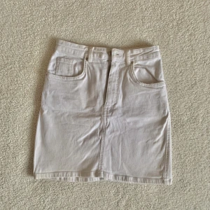 ZARA VIT JEANSKJOL - Vit jeanskjol från ZARA i bomull. Använd enstaka gång. Har inga anmärkningar, men behöver strykas 🌻 Storlek XS och är väldigt stretchig. 🌻