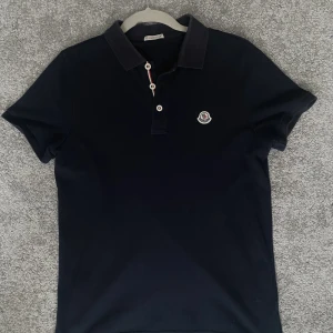Moncler pike - Moncler pike, Stl S,  Mörkblå färg Fläckfritt skick Den dyra versionen av Moncler pike utan streck på kragen