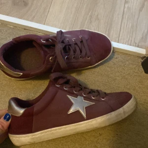 Sneakers - Sååå snygga sneakers nu till våren i en mörkröd färg med en stjärna ⭐️ på. Använda kring 3-5 gånger och i mycket gott skick!!