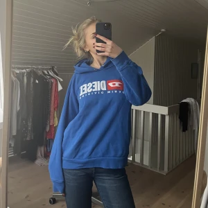 Diesel hoodie - Vintage diesel hoodie, skulle säga storlek M- har en liten defekt på framsidan men som inte syns alls nästan! Supersnygg passform❤️