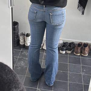 Så snygga lågmidjade + bootcut jeans från diesel som jag säljer då jag har ett par som är nästan precis likadana 💕💖💗Midjemått 40 tvärs över, Innerbenslängd 95 cm. Pris går att diskutera!!!