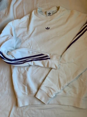 adidas sweatshirt - adidas sweatshirt stl XS (ganska oversized), jättefint skick har knappt använts, köpt för 587kr!!🤍