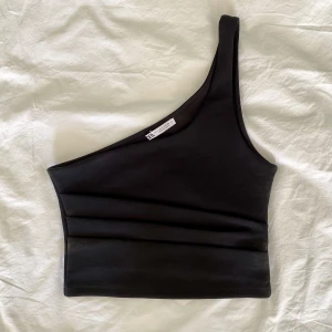 one shockers topp! - svart one shoulder topp från zara! endast använd en gång, liten i storlek