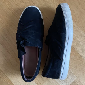 Skor  - Säljer svarta skor från Dasia. Använda ett fåtal gånger pga för små. Är i superfint skick!