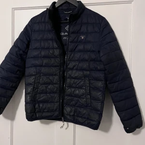 Gant Jacka - Gant Höst/Vinter/Vår jacka. Köpt för 1 år sedan. Ett jätte litet hål längst ner vid armen. Skick 8/10