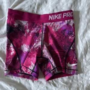 Nikepro shorts  - Rosa mönstrade Nike pro shorts i storlek barn m/xxs. Superfina men tyvär försmå för mig💕 100kr+ frakt 