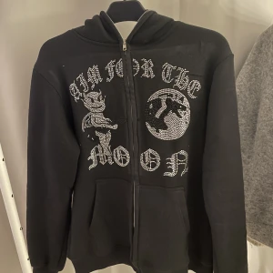 Aim for the moon zip hoodie - Säljer min Aim for the moon hoodie för att jag inte gillade den. Den är använd ett fåtalgånger. Inte ens tvättad som man ser på trycket. Alla stenar sitter kvar som jag kan se. Dustbag finns med.