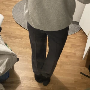 Grå kostymbyxor - Säljer dessa grå kostym köpta från Nelly (märke JJXX) som endast kommit till användning en gång. De är i storlek 36. 