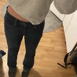 Säljer dessa Levis jeans i modell 515, som är ett par low waist bootcut jeans. De är i storlek 36. Hör av er för fler bilder. 