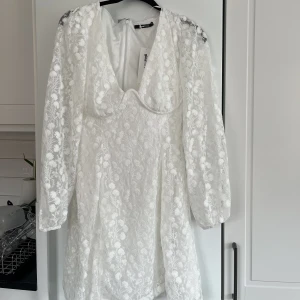 Vit klänning - Beställde denna klänning i två storlekar och ska bara behålla den ena. Så säljer därför en i storlek 36 helt oanvänd. Tänkte kolla om någon här vill köpa innan jag skickar tillbaka den