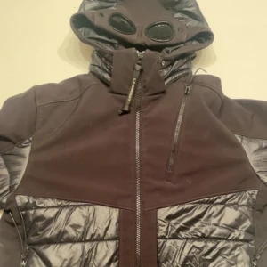 Cp company jacka - Säljer denna cp company jackan i bra skick. Kan frakta. Storlek small 