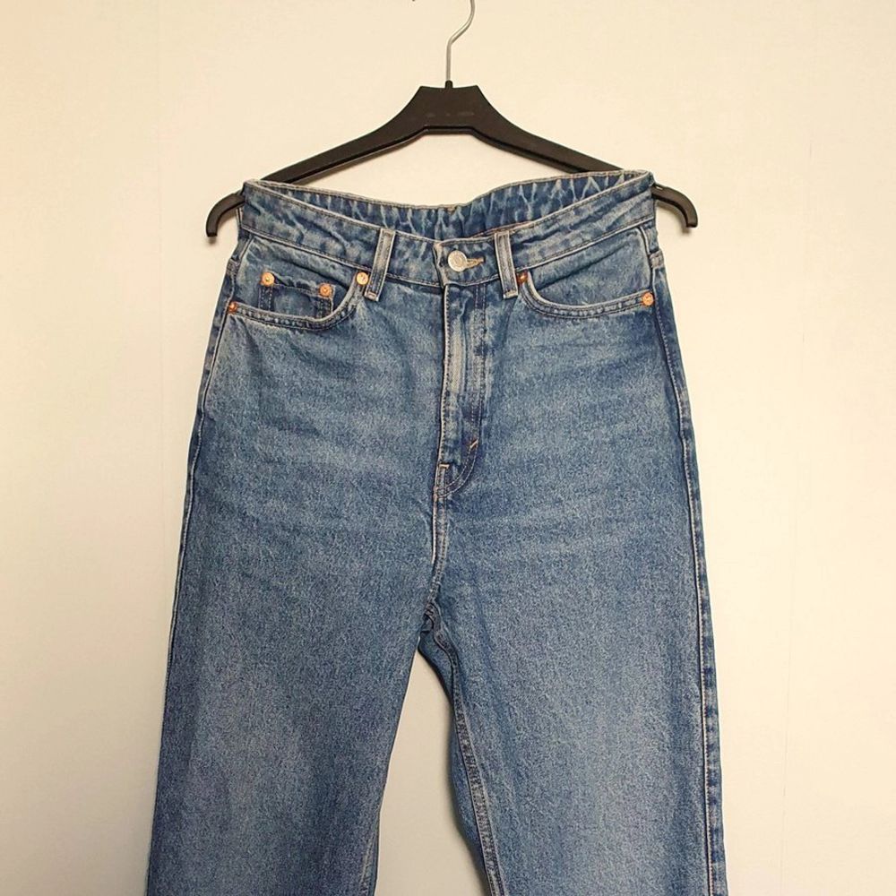 Snygga straigt jeans i en lite mörkare blå färg! . Jeans & Byxor.