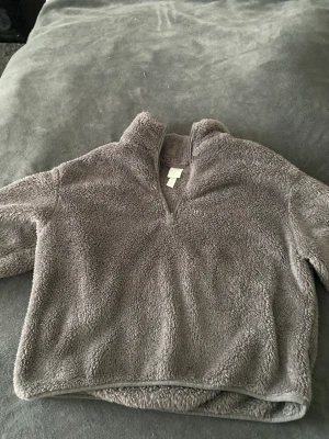Mysig päls tröja  - Jätte mysig tröja från hm, oanvänd