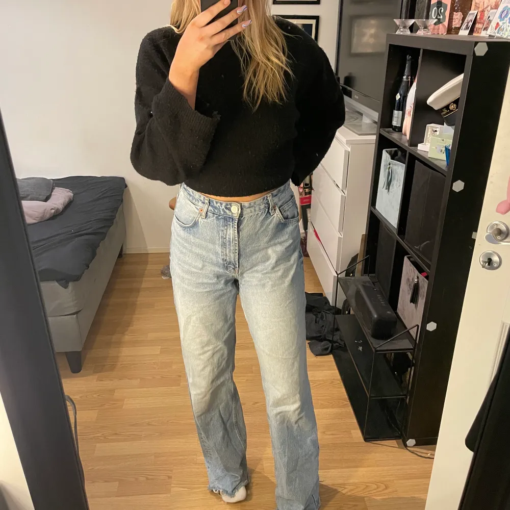 Nästan oanvända jeans från Zara som passar er lite längre (jag är 180cm). Jeans & Byxor.
