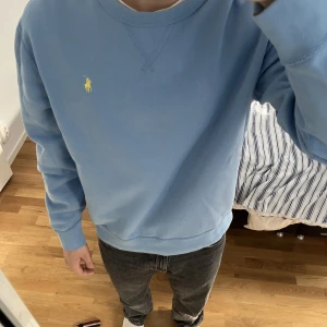 Ralph Lauren tröja  - Helt ny Ljusblå Ralph lauren tröjan i storlek L Nypris 1699