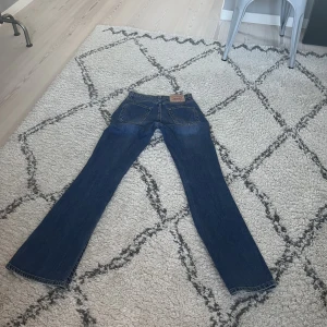Levis jeans - Levis jeans i bootcut modell, strl W28/L34 💞säljer pga för små för mig. Jeansen är i superfint skick och har bara använts ett fåtal gånger🫶🏻