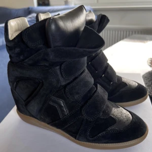 Isabel marant skor - Isabel marant skor strl 37. Skorna är i bra skick, allt medföljer! Skriv för mer information 