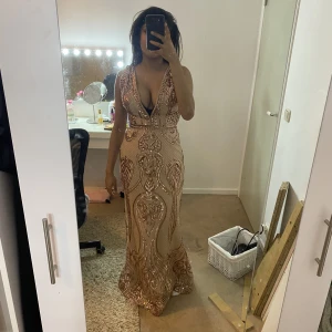 Roseguld balklänning - Jättefin balklänning aldrig använd då det var corona under balsäsongen. Storlek S-M