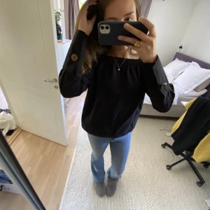 Offshoulder blus - Svart offshoulder blus med fina knappar. Använd enstaka gång❤️
