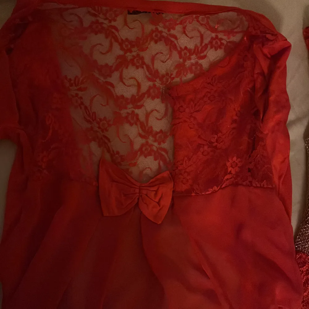 En jätte fin klänning med en rosa kofta köpte den för 1000 kr och änvänd bara 3-4 gånger . Klänningar.