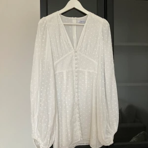 Adoore 34 - Adoore klänning i storlek 34. Endast testad, men lapparna har jag tagit bort. Kan skicka fler bilder