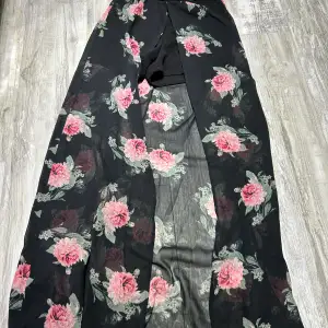 Short kjol från tailyweil använd en gång vid en fest, normal i storlek.mix med färgen i blomster design. 