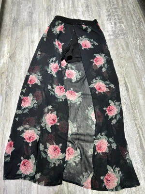 Short /kjol - Short kjol från tailyweil använd en gång vid en fest, normal i storlek.mix med färgen i blomster design. 