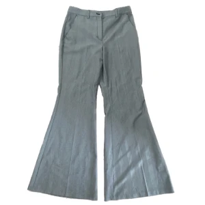 Flared kostymbyxor - Kostymbyxor med flare från Monki! De är väldigt bekväma, skriv vid frågor💞