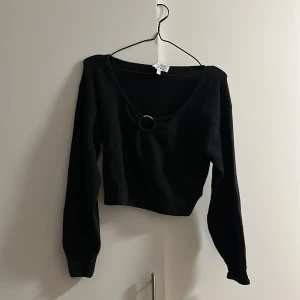 Svart stickad tröja med detalj - Jättesöt svart stickad tröja med detalj vid bysten, storlek xs.