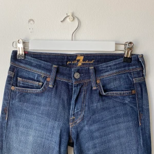 7 for all mankind bootcut jeans  - mycket snygga mörkblå 7 for all mankind jeans som är lågmidjade, bootcut och i fint skick!💞 byxorna passar inte mig tyvärr, vilket är varför jag säljer dem. midjemått: 68cm innerbenslängd: 81cm🔆 köpare står för frakt och jag möts inte upp💓 