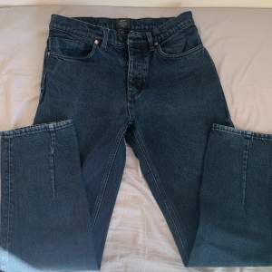 Säljer NEUW denim jeans studio relaxed fit pga att de blivit för små. Storleken är W: 31  L: 32. Har en dim, grön fläck på vänstra byxbenet. Kan ta närmare bild vid förfrågan.