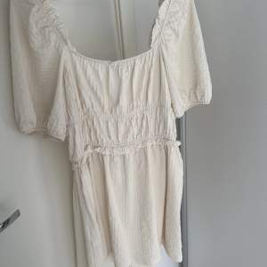 Fin somrig klänning från & Other Stories - i nyskick (använd vid ett tillfälle). Nypris: 890 kr