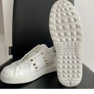 Valentino skor - Hej, köpte änta valentino skor av en tjej här på plick men dom va tyvärr för små för mig. Tänkte därför sälja vidare. Det är bara kontakta ifall ni har några frågor eller så💞